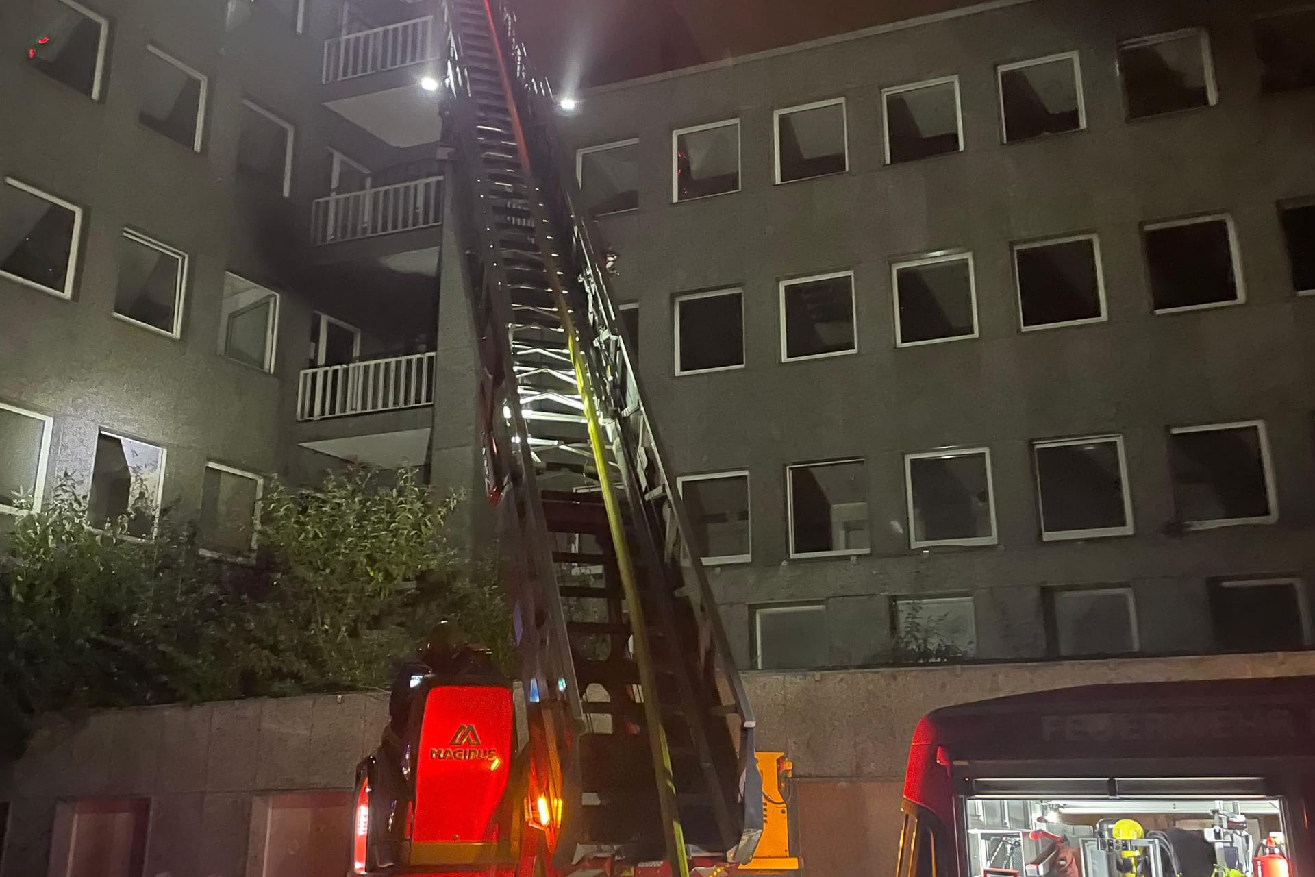 Brandbekämpfung über die Drehleiter: Die Essener Feuerwehr musste in der Nacht zu einem brennenden Bürogebäude ausrücken.