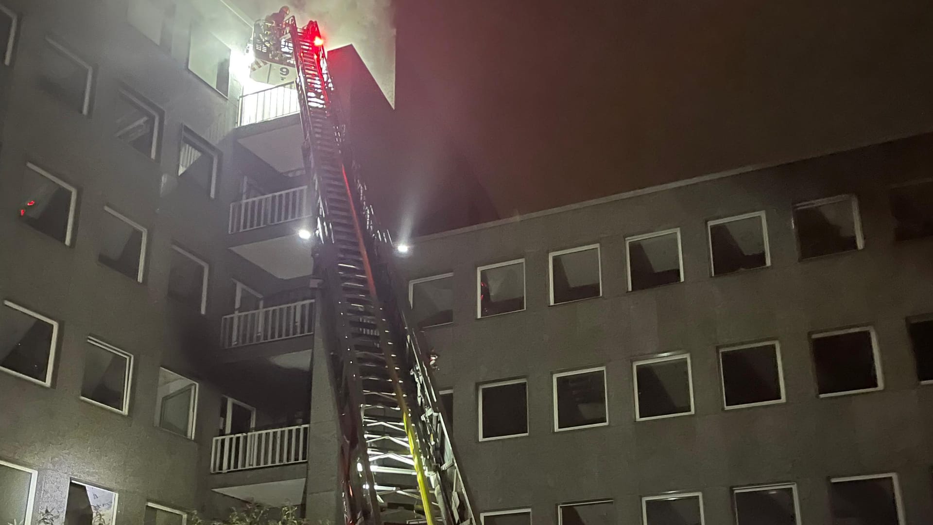 Brandbekämpfung über die Drehleiter: Die Essener Feuerwehr musste in der Nacht zu einem brennenden Bürogebäude ausrücken. Brandbekämpfung über die Drehleiter: Die Essener Feuerwehr musste in der Nacht zu einem brennenden Bürogebäude ausrücken.