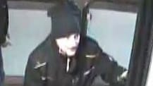 Gesucht: Dieser Mann attackierte einen Fahrgast im Bus.