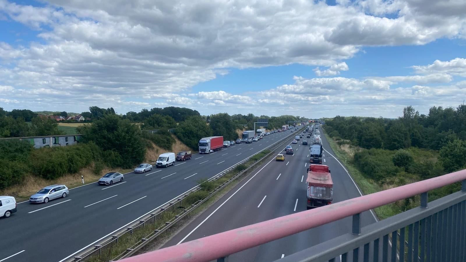 Autos werden von der A2 abgeleitet: Die Autobahn ist noch bis Samstag in Richtung Hannover voll gesperrt.