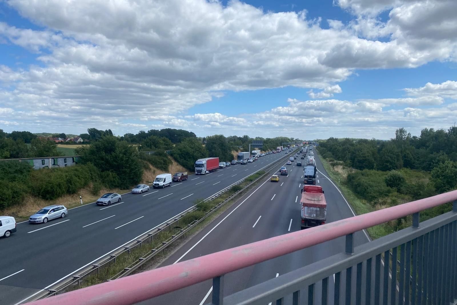 Autos werden von der A2 abgeleitet: Die Autobahn ist noch bis Samstag in Richtung Hannover voll gesperrt.