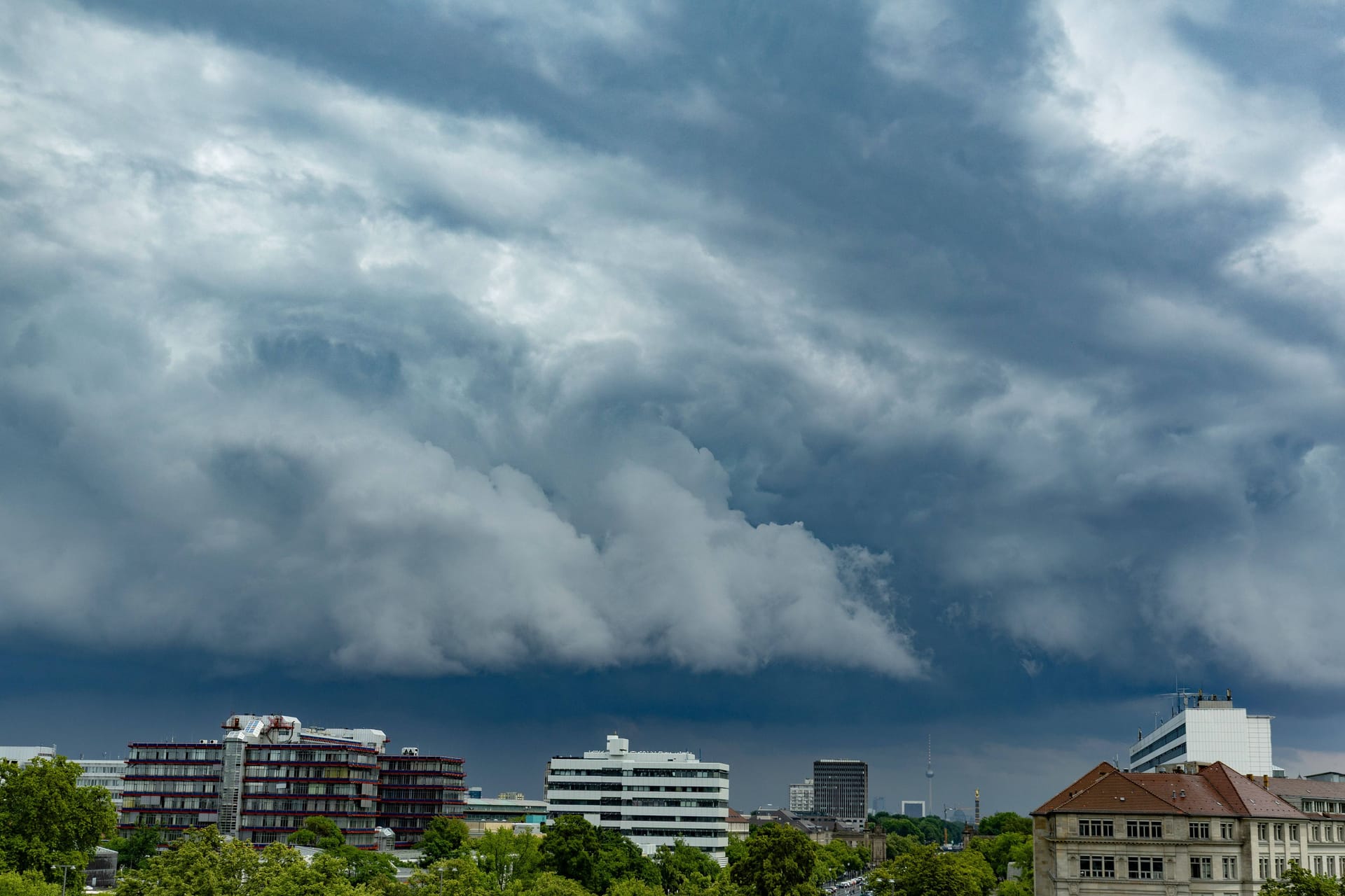 Unwetter über Berlin (Archivbild): In der Hauptstadtregion wird ungemütlich.