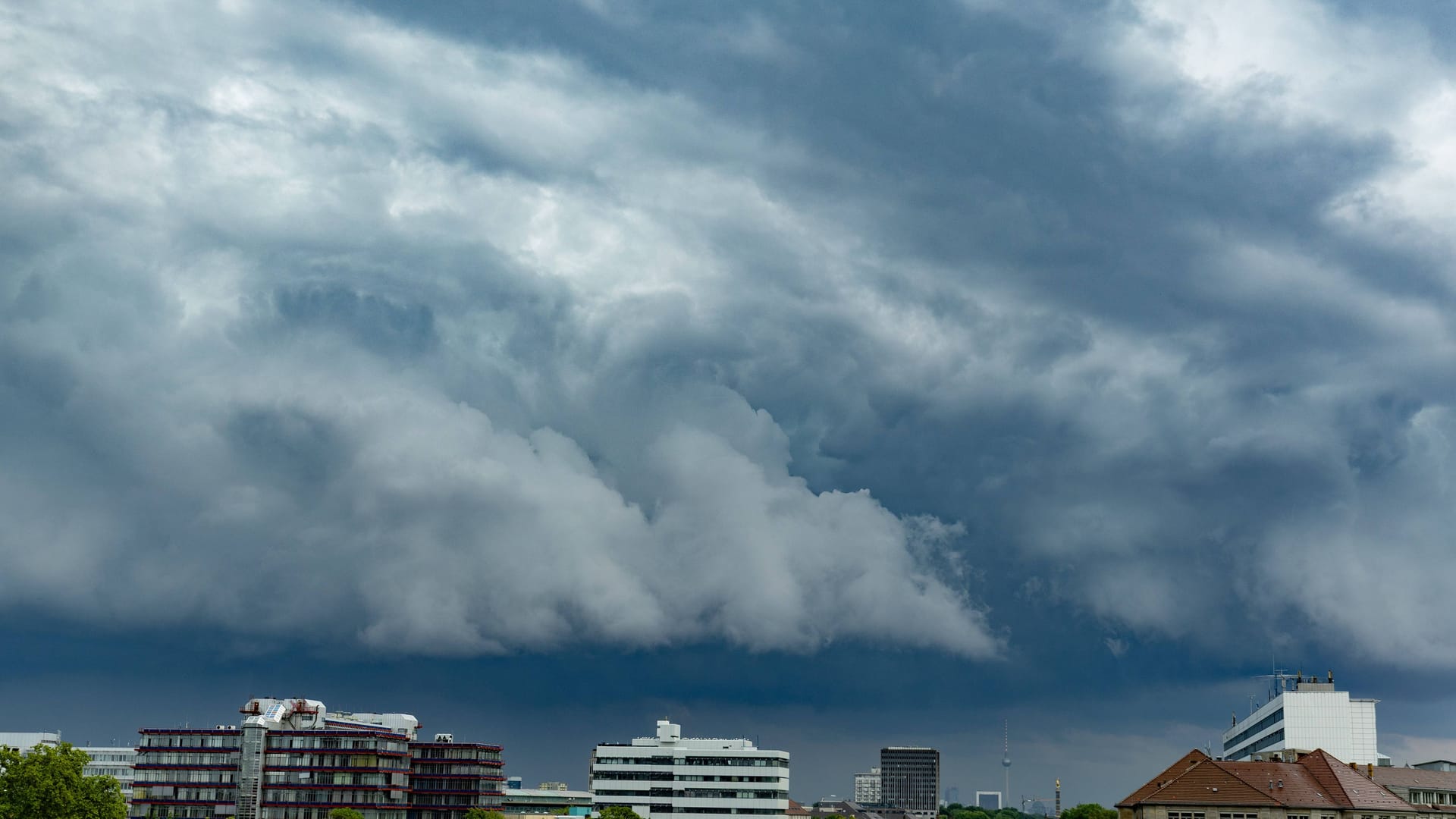 Unwetter über Berlin (Archivbild): In der Hauptstadtregion wird ungemütlich.