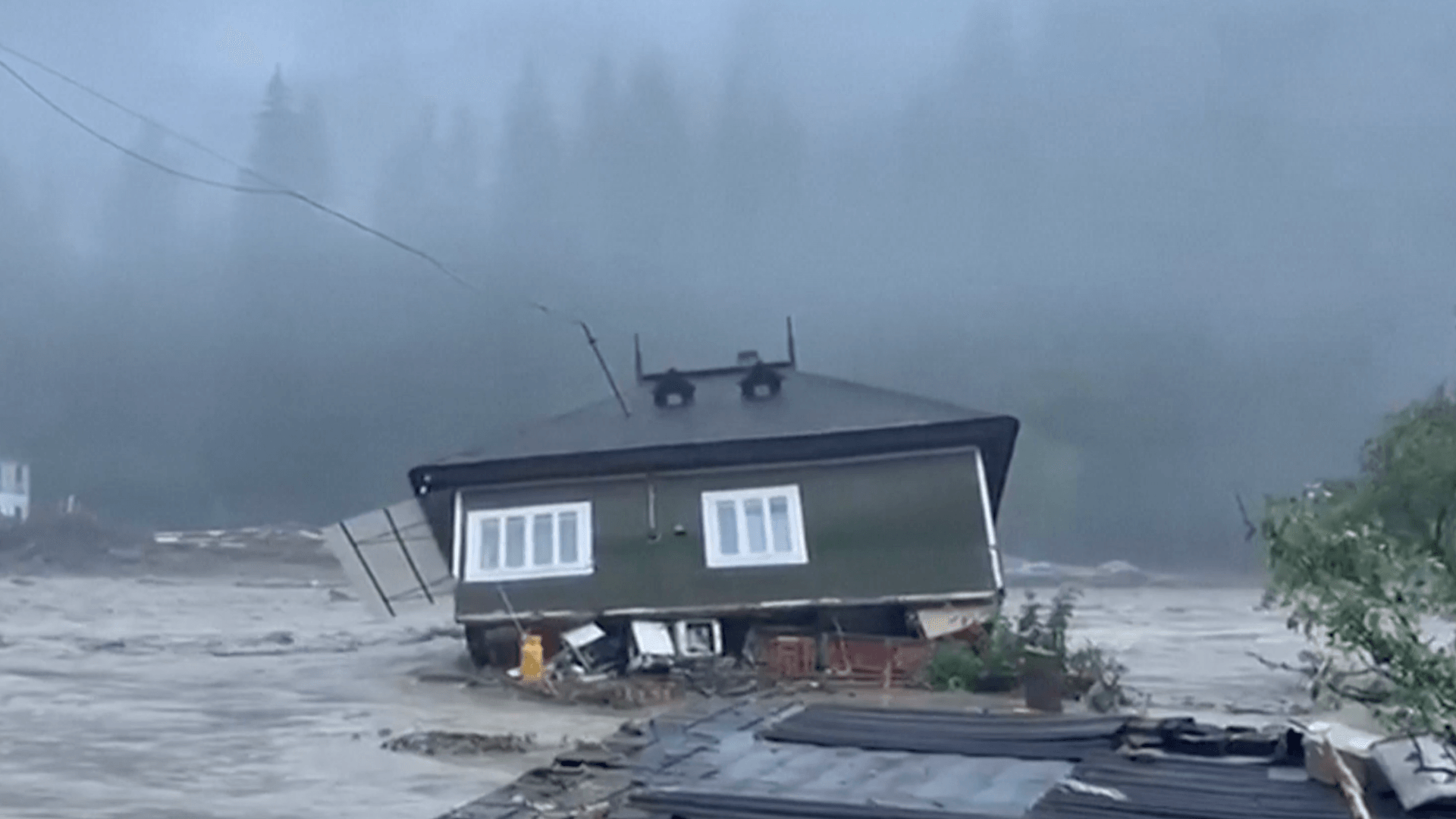 Überschwemmungen in Rumänien: Fluten versetzen ganze Gebäude.