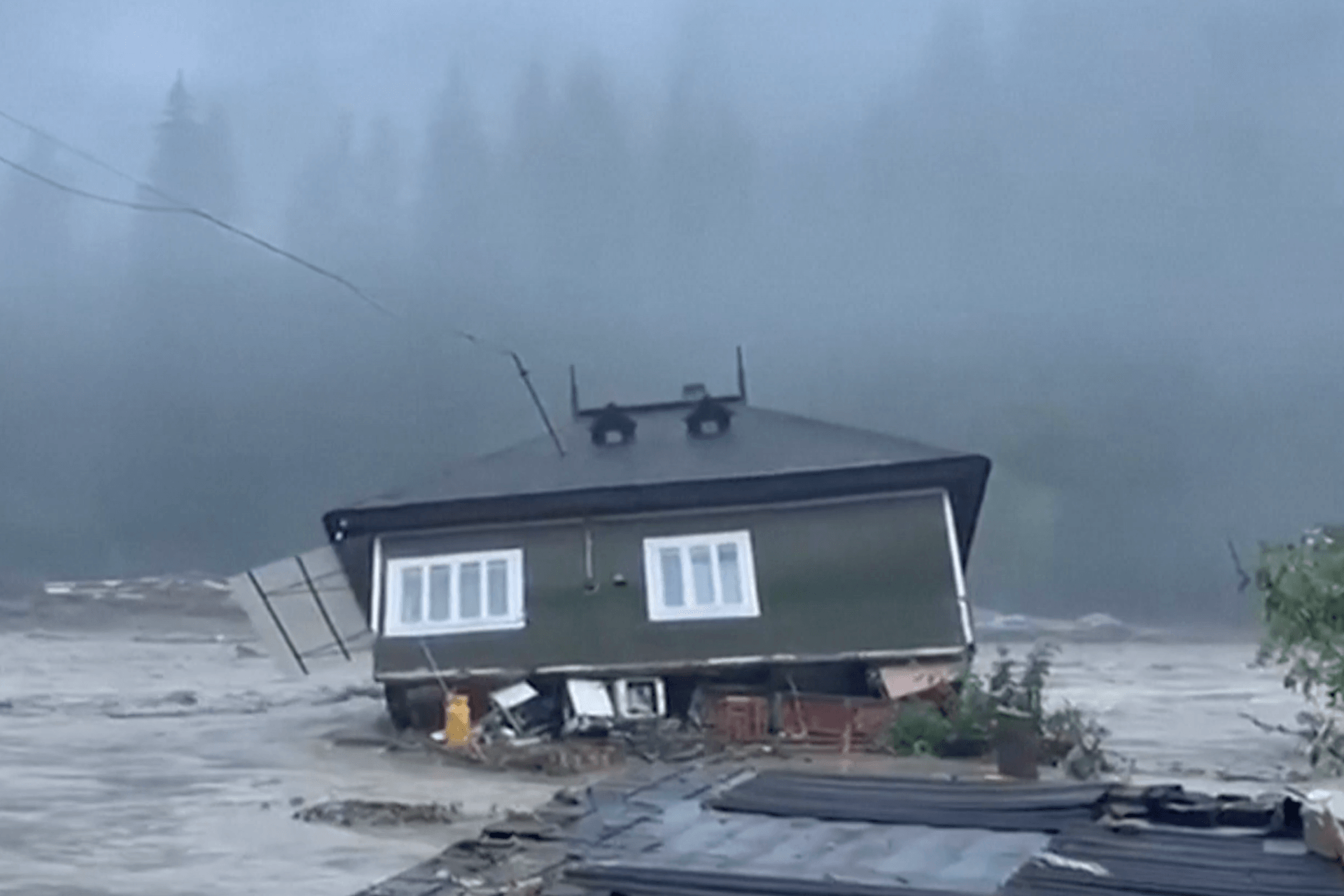 Überschwemmungen in Rumänien: Fluten versetzen ganze Gebäude. Überschwemmungen in Rumänien: Fluten versetzen ganze Gebäude.