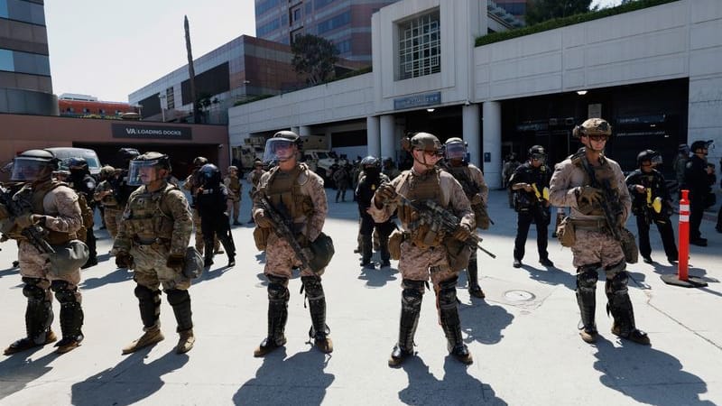 Marinesoldaten und Polizisten stehen vor dem Metropolitan Detention Center in Los Angeles.