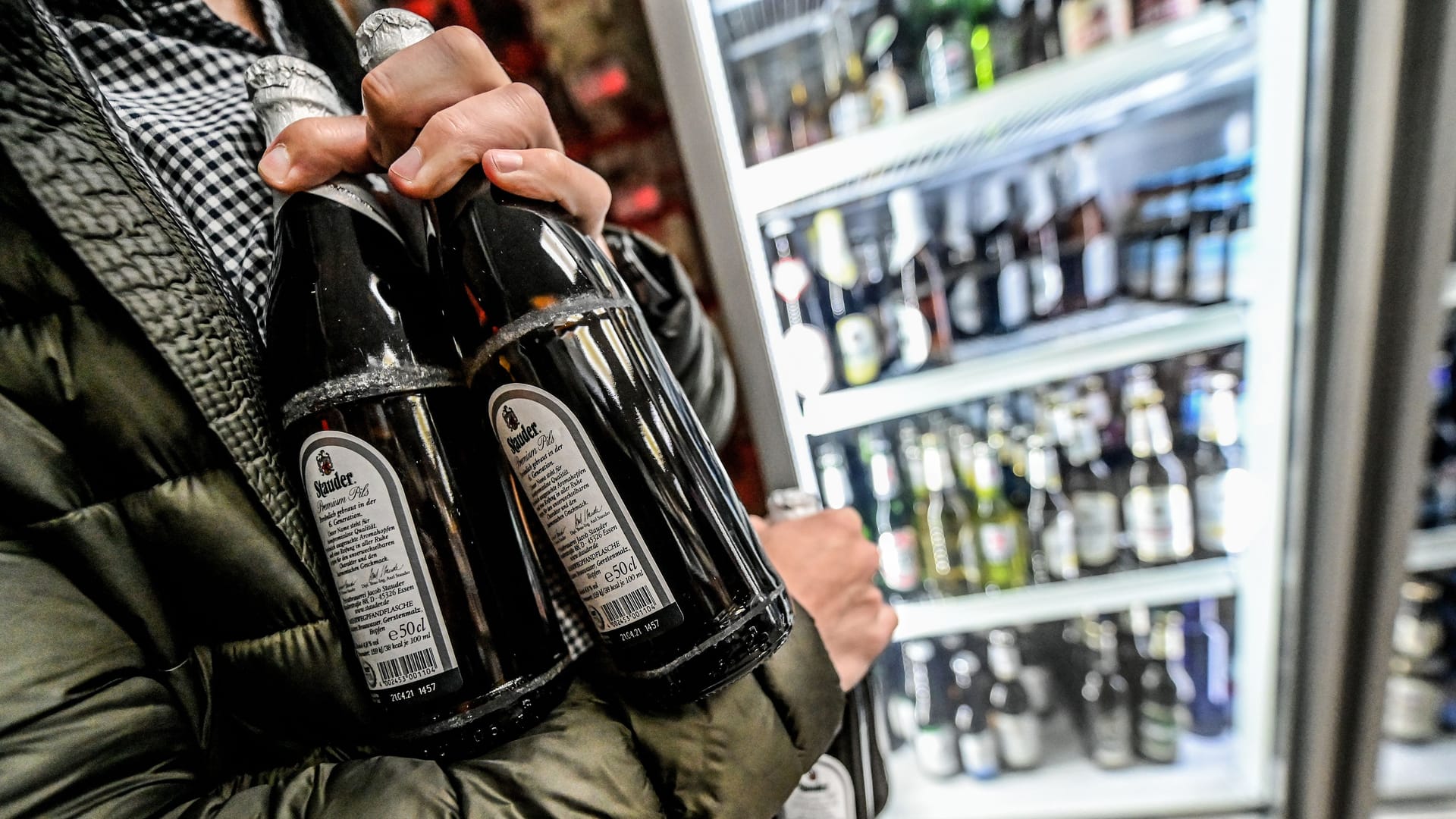 Ein Mann kauft mehrere Flaschen Bier in einem Späti (Archivbild):