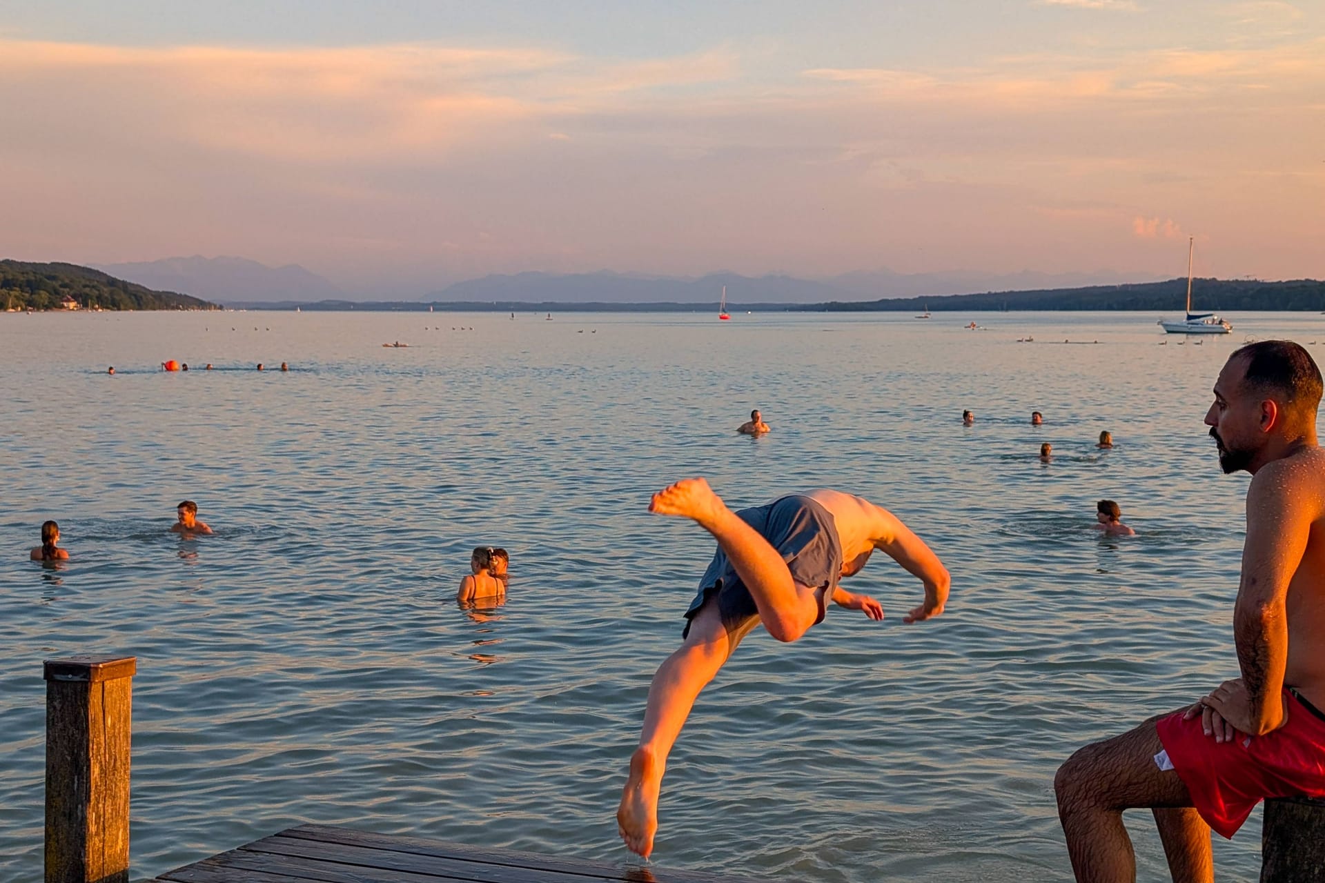 Ein Mann springt in den Starnberger See (Archivbild): Die Wassertemperaturen sind derzeit angenehm. Ein Mann springt in den Starnberger See (Archivbild): Die Wassertemperaturen sind derzeit angenehm.