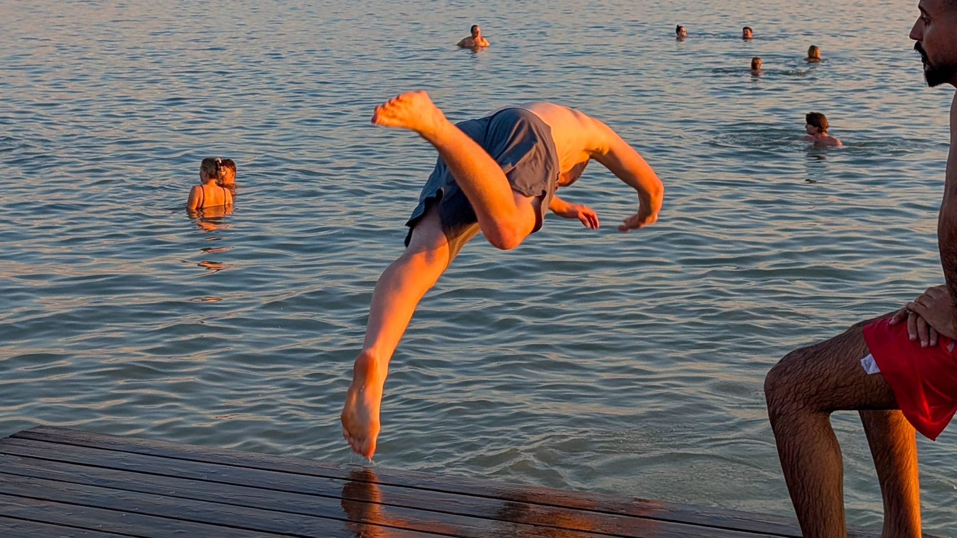 Ein Mann springt in den Starnberger See (Archivbild): Die Wassertemperaturen sind derzeit angenehm.