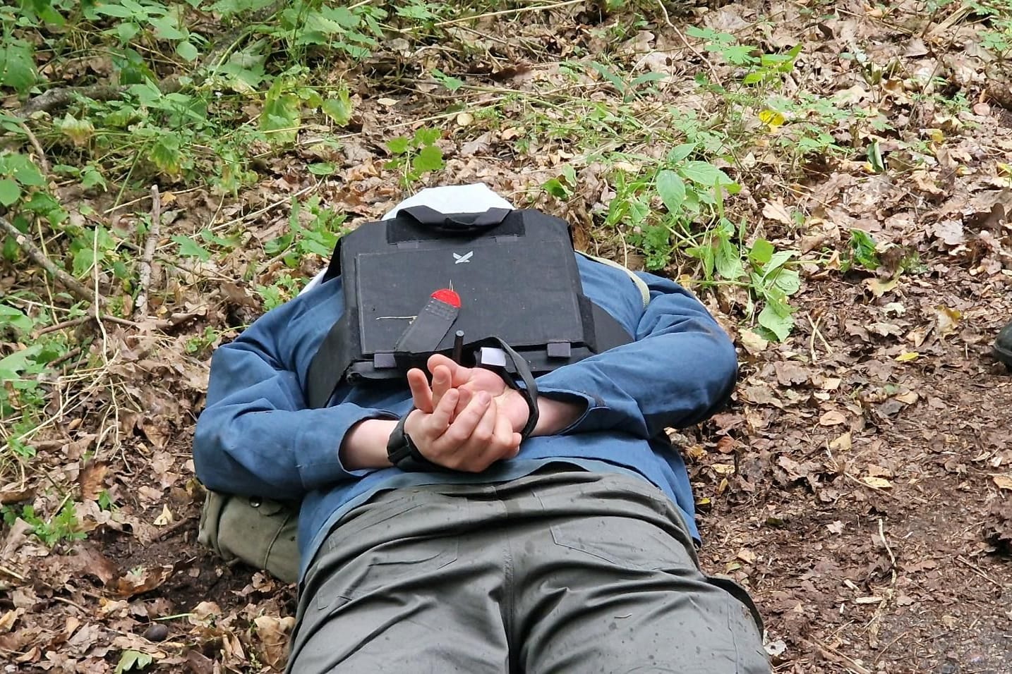 Teilnehmer am Boden: Unser Autor hat mit fünf Kollegen ein Training für die Arbeit in Kriegs- und Krisengebieten absolviert.
