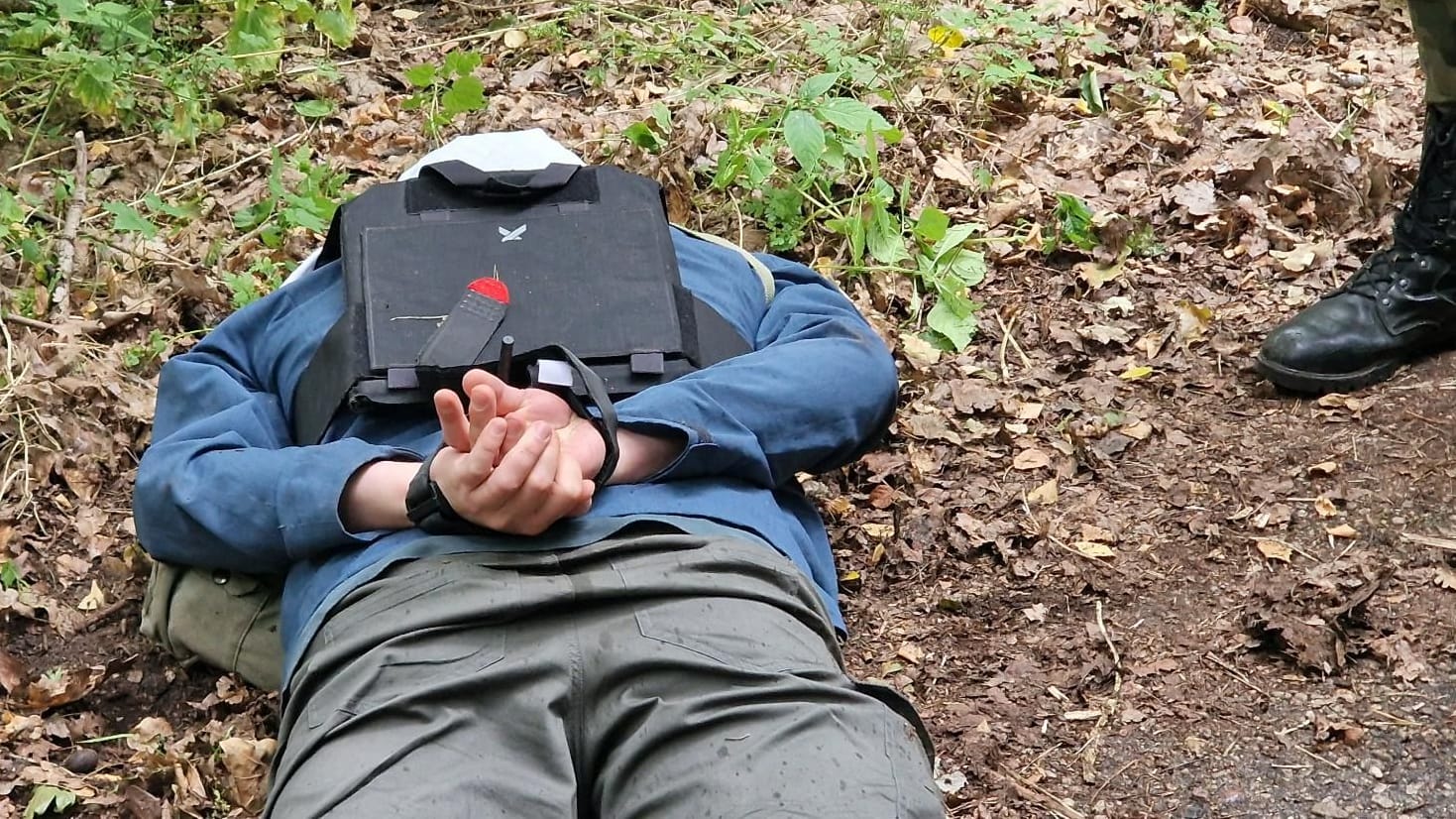 Teilnehmer am Boden: Unser Autor hat mit fünf Kollegen ein Training für die Arbeit in Kriegs- und Krisengebieten absolviert.