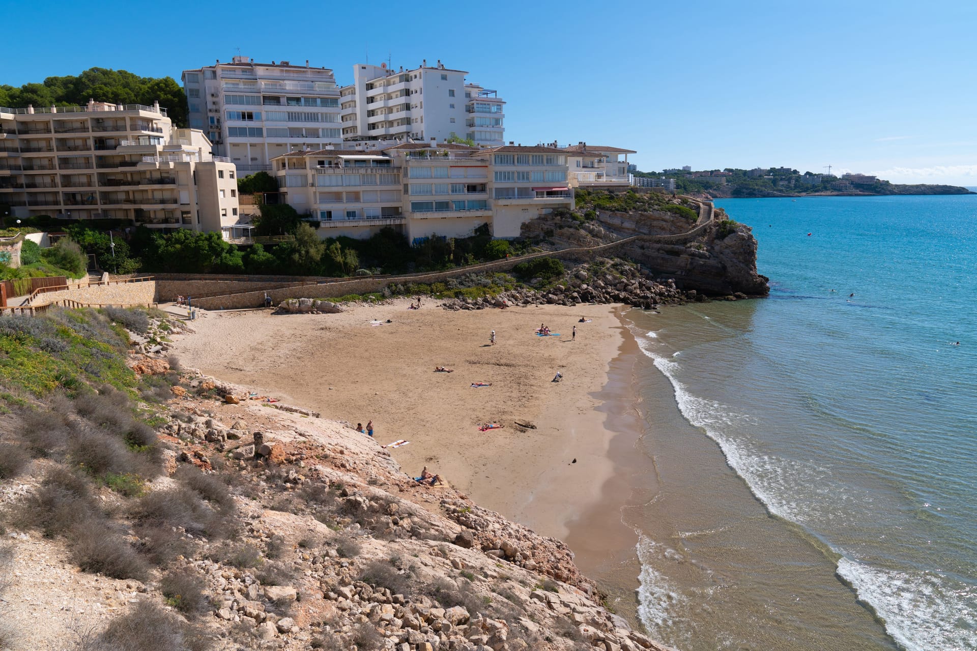 Der Strand Llarga in Cambris in Spanien (Archivbild): Hier starb ein Brüderpaar beim Baden.