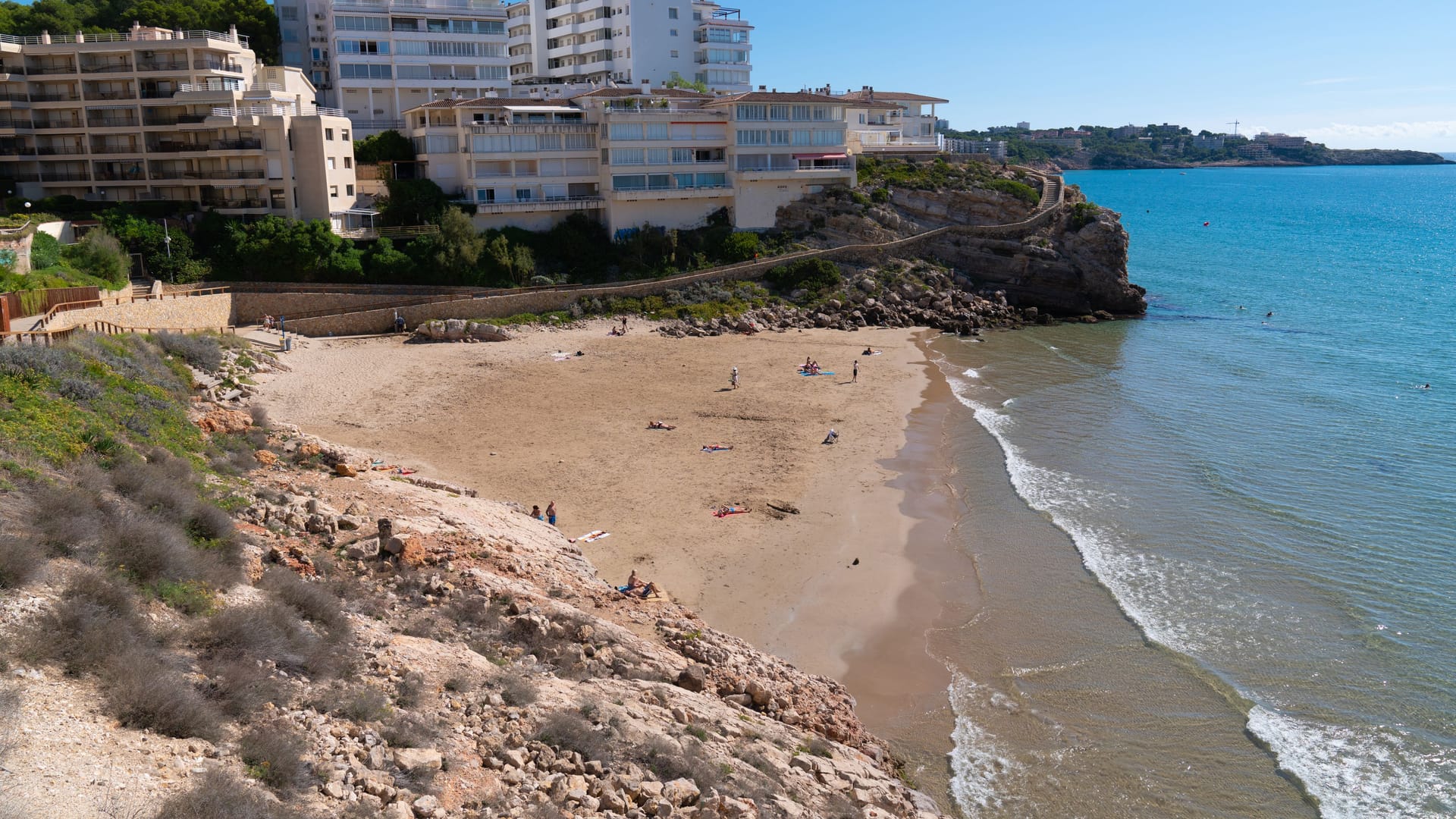 Der Strand Llarga in Cambris in Spanien (Archivbild): Hier starb ein Brüderpaar beim Baden.
