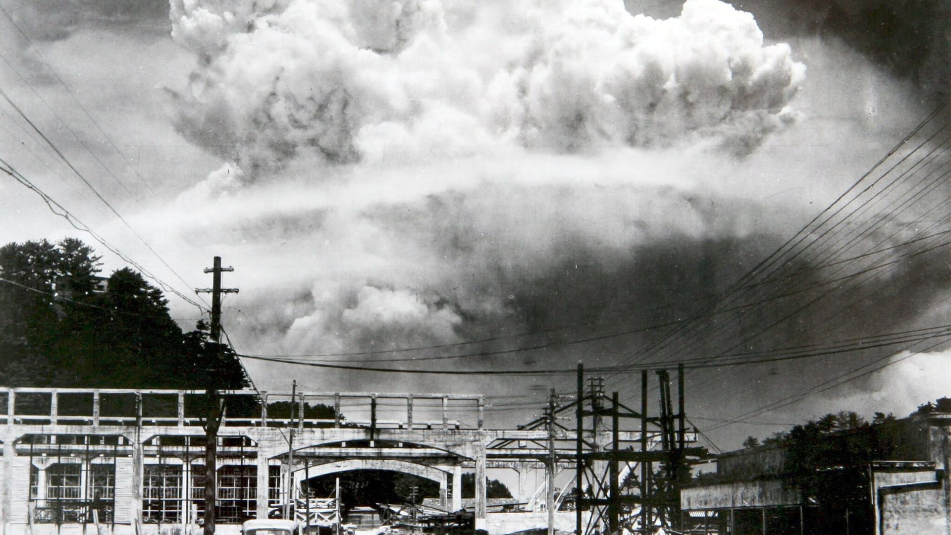 Zweiter Weltkrieg: Am 6. und 9. August 1945 griffen die USA Hiroshima und Nagasaki mit Atombomben an. Zweiter Weltkrieg: Am 6. und 9. August 1945 griffen die USA Hiroshima und Nagasaki mit Atombomben an.