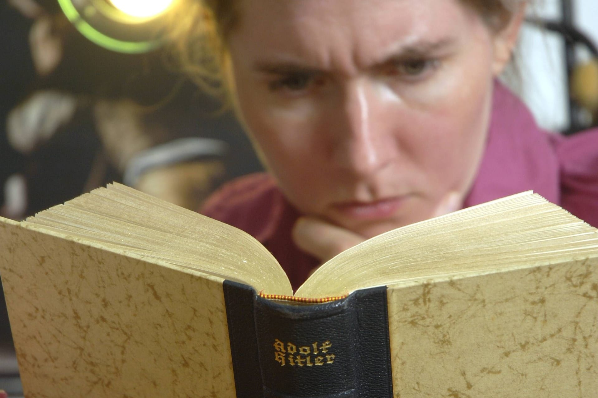 Hitlers "Mein Kampf" verstört bis heute. Hitlers "Mein Kampf" verstört bis heute.