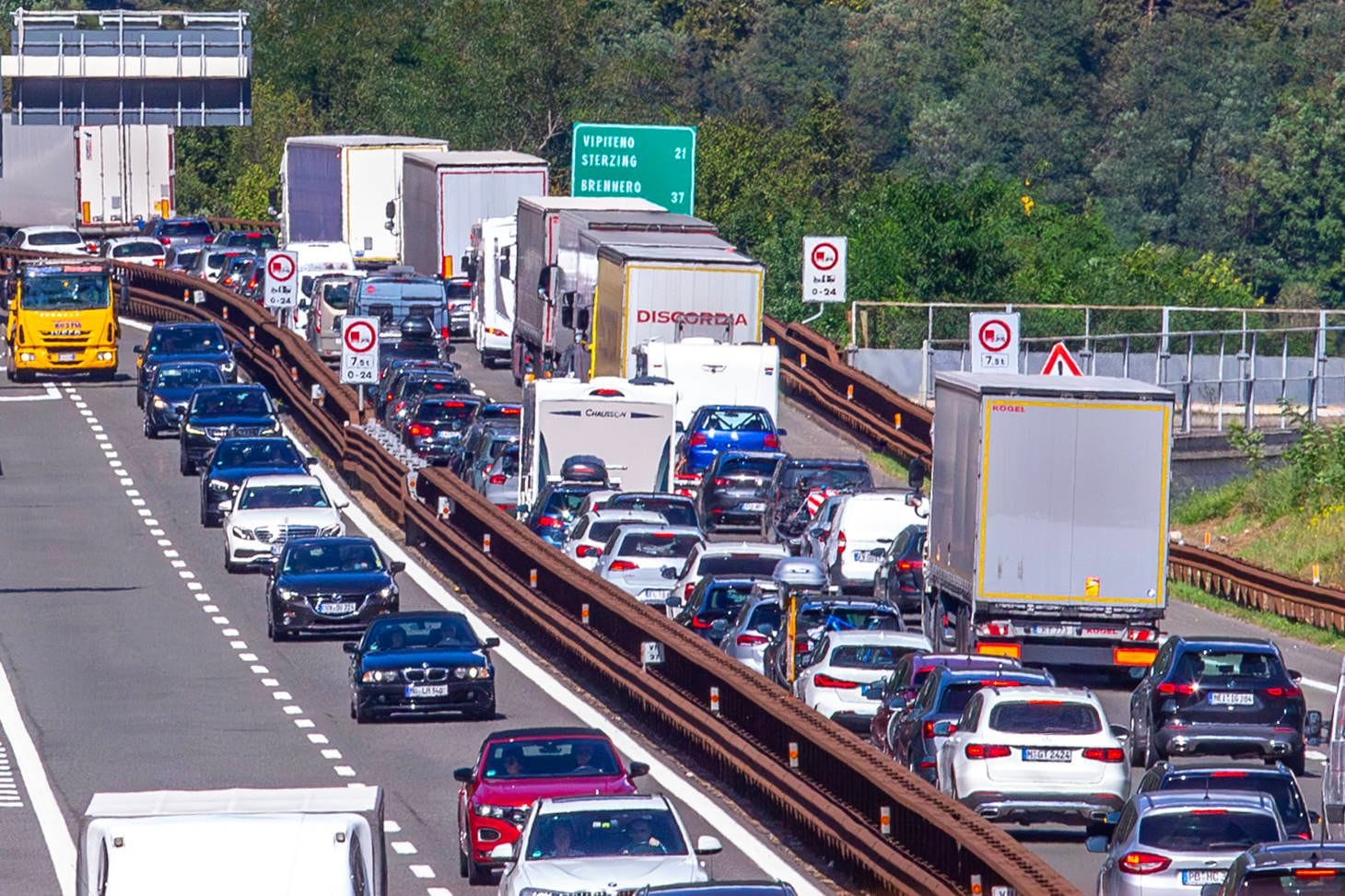 Nichts geht mehr: Die Brennerautobahn in der Höhe von Bozen ist völlig verstaut.