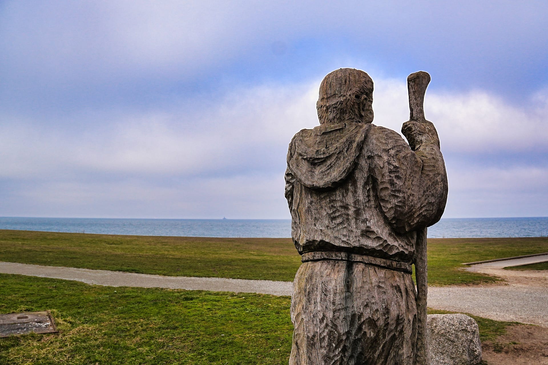 Mönchsfigur in Puttgarden auf Fehmarn: Die Strecke ist rund 1.000 Kilometer lang.