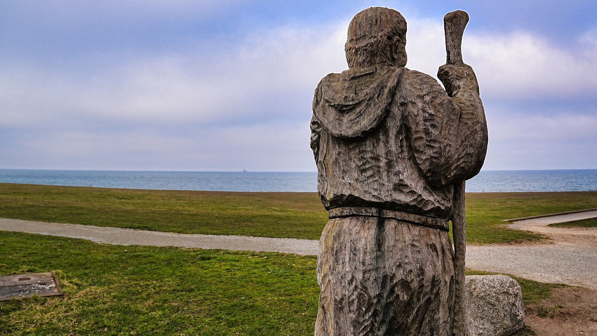 Mönchsfigur in Puttgarden auf Fehmarn: Die Strecke ist rund 1.000 Kilometer lang.
