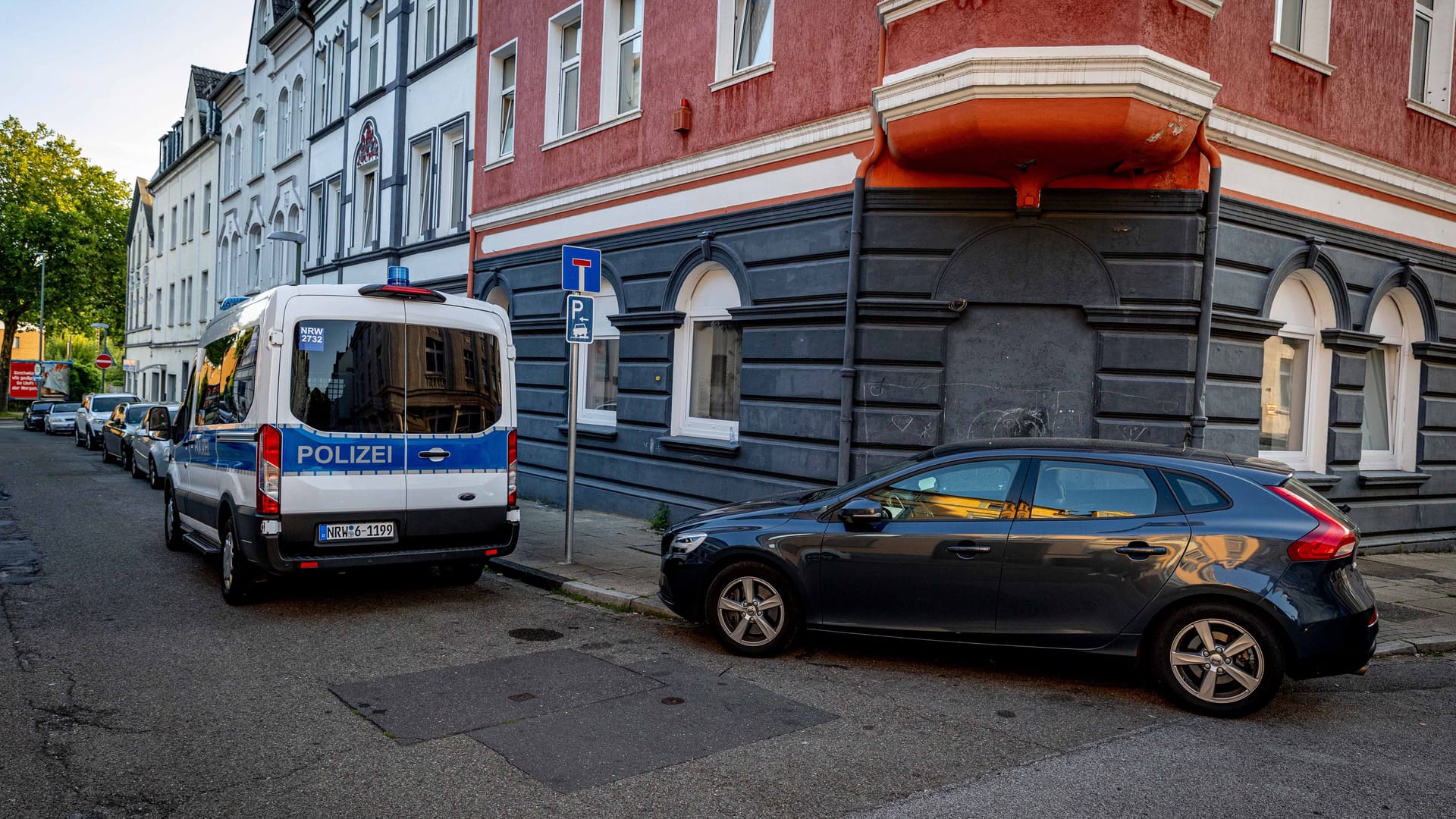 SEK-Einsatz auf der Bartlingstraße: Am Mittwochmorgen durchsuchten Einsatzkräfte die Wohnung eines Mannes.