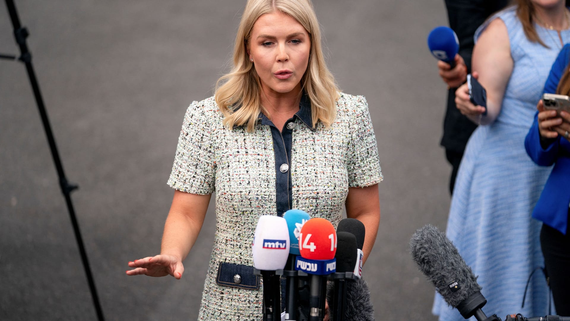 Trumps Pressesprecherin Karoline Leavitt spricht zu Reportern vor dem Weißen Haus: "Falsches und diffamierende Verhalten".