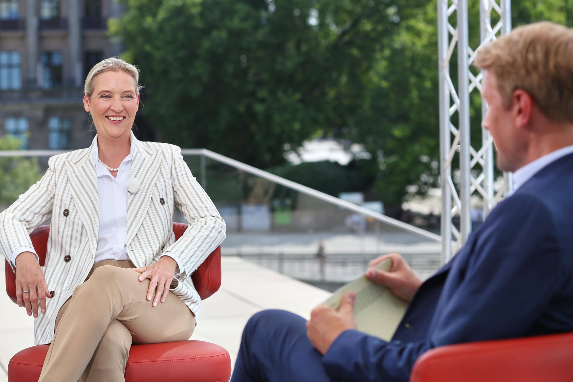 Alice Weidel und Markus Preiß: Das Gespräch der beiden war zeitweise kaum zu verstehen.