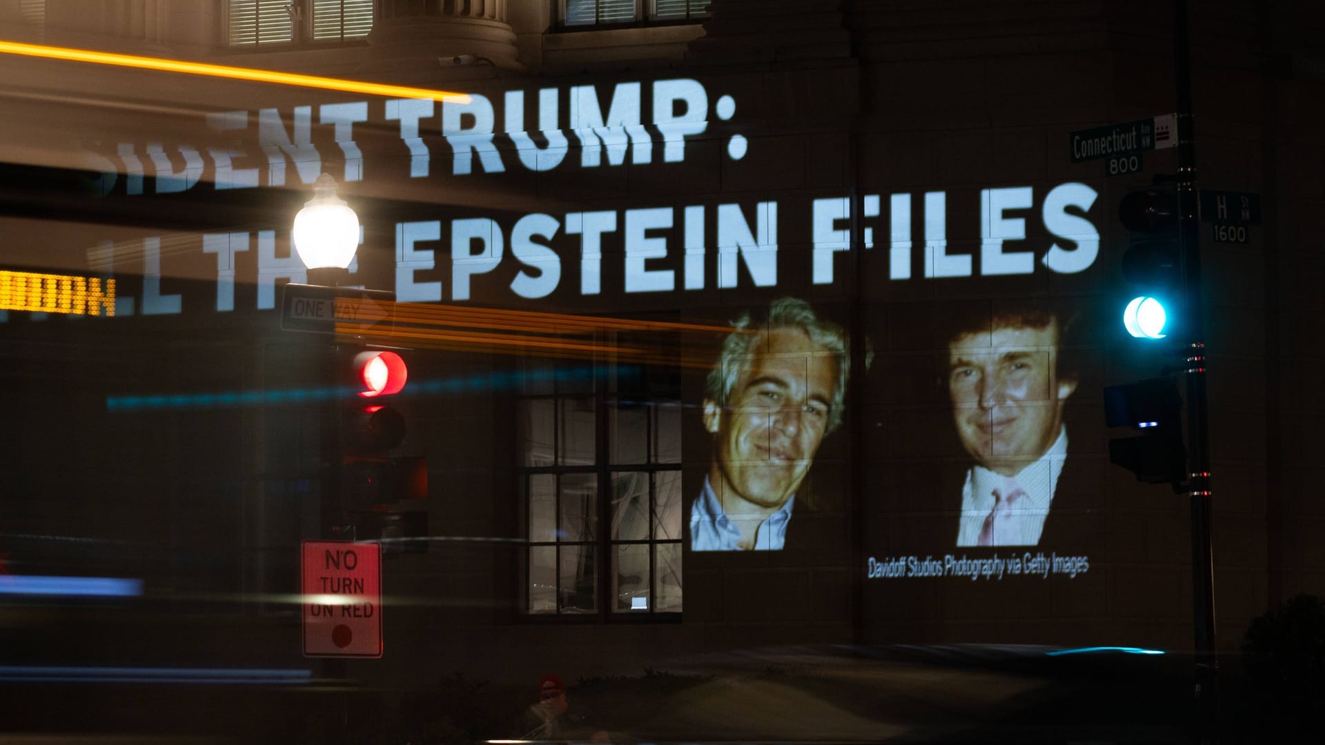 Eine Projektion fordert US-Präsident Donald Trump dazu auf, die Epstein-Akten zu veröffentlichen: Die Zweifel an seinen Unschuldsbeteuerungen wachsen. Eine Projektion fordert US-Präsident Donald Trump dazu auf, die Epstein-Akten zu veröffentlichen: Die Zweifel an seinen Unschuldsbeteuerungen wachsen.