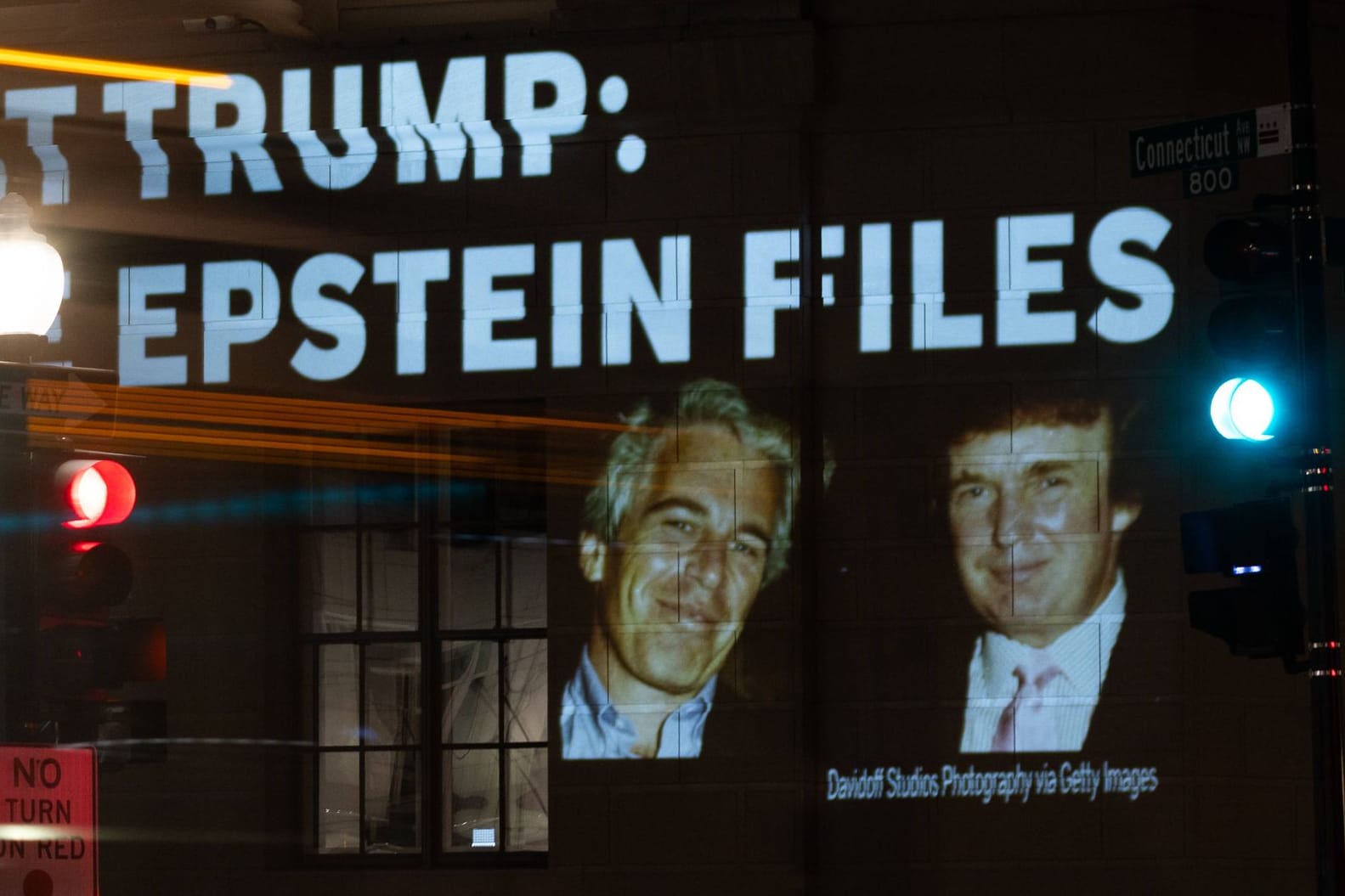 Eine Projektion fordert US-Präsident Donald Trump dazu auf, die Epstein-Akten zu veröffentlichen: Die Zweifel an seinen Unschuldsbeteuerungen wachsen.