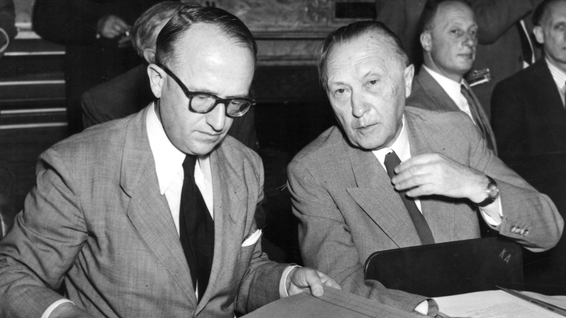 Staatssekretär Walter Hallstein und Bundeskanzler Konrad Adenauer 1952: Das Verhalten der CDU erinnert an verkalkte Doktrinen aus dem Kalten Krieg.