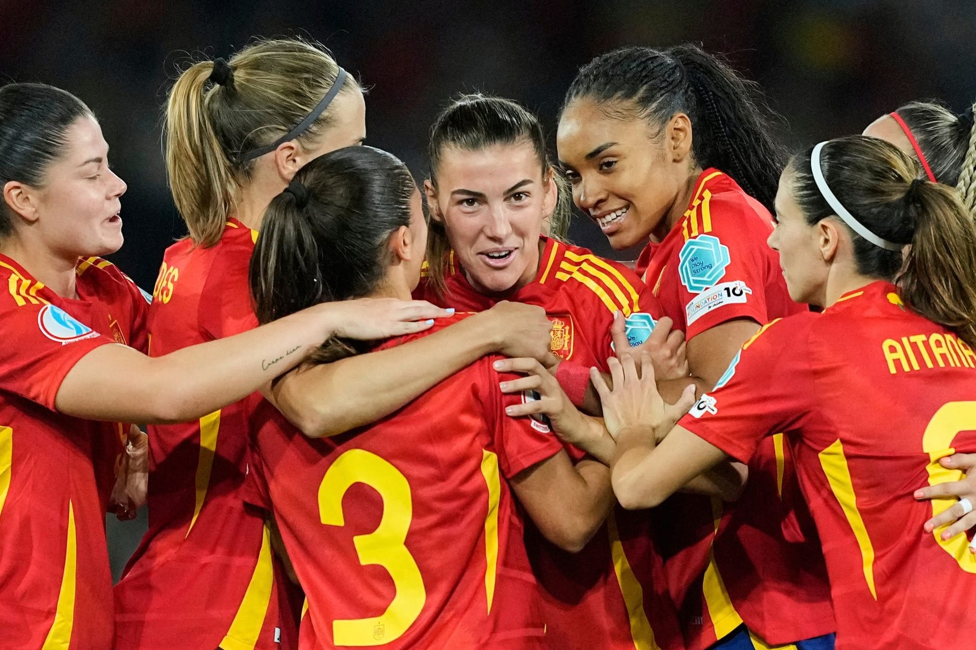 Spanien jubelt: Der Weltmeister schaffte es auch bei der Europameisterschaft souverän ins Viertelfinale.