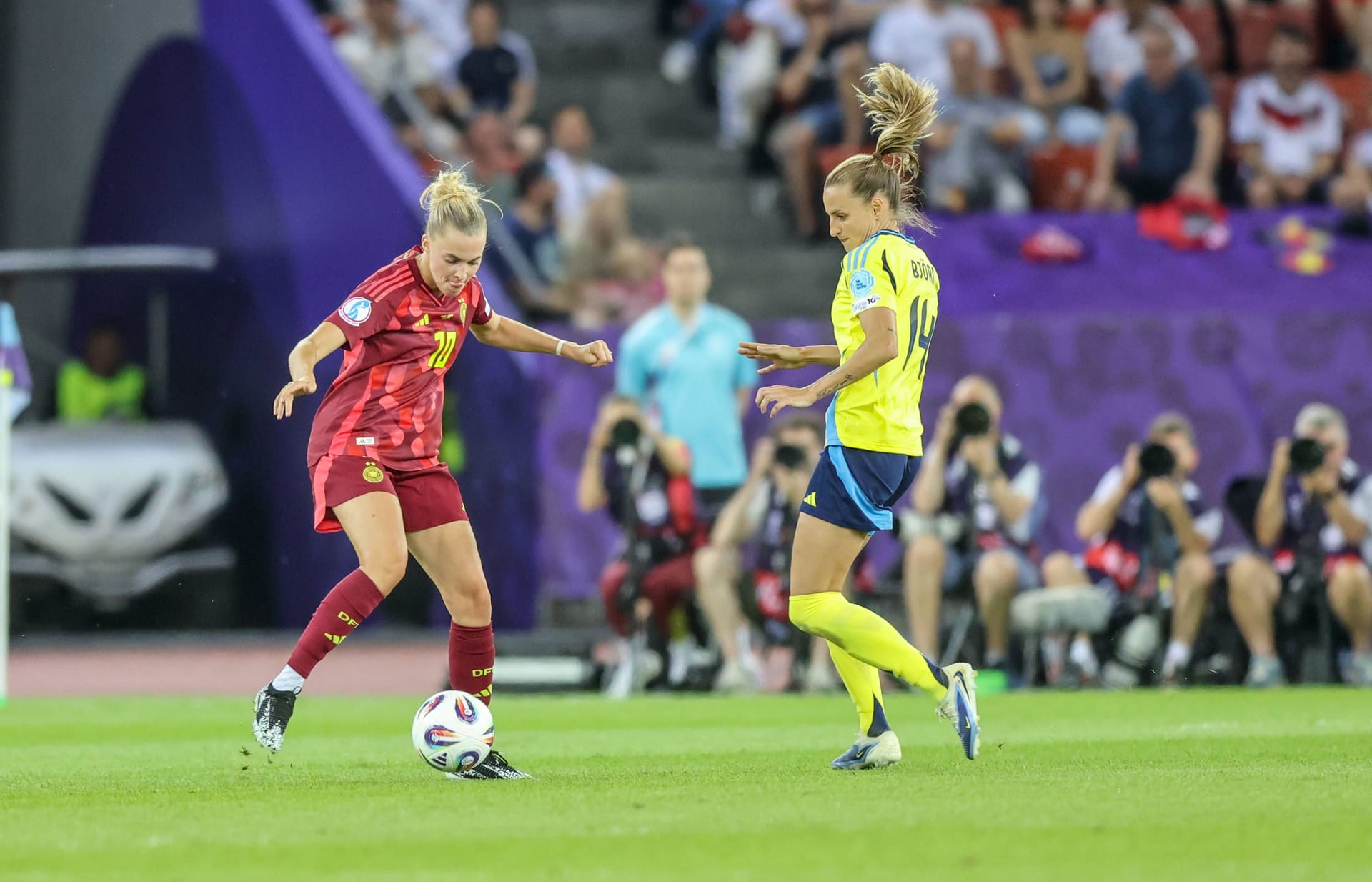 Laura Freigang (bis 45.): Rutschte erstmals seit Turnierbeginn in die Startelf und ersetzte Linda Dallmann. Spielte gut im Duo mit Nüsken und zeigte sich bissig. Musste nach dem Platzverweis weichen und blieb in der Kabine. Note 3 Laura Freigang (bis 45.): Rutschte erstmals seit Turnierbeginn in die Startelf und ersetzte Linda Dallmann. Spielte gut im Duo mit Nüsken und zeigte sich bissig. Musste nach dem Platzverweis weichen und blieb in der Kabine. Note 3