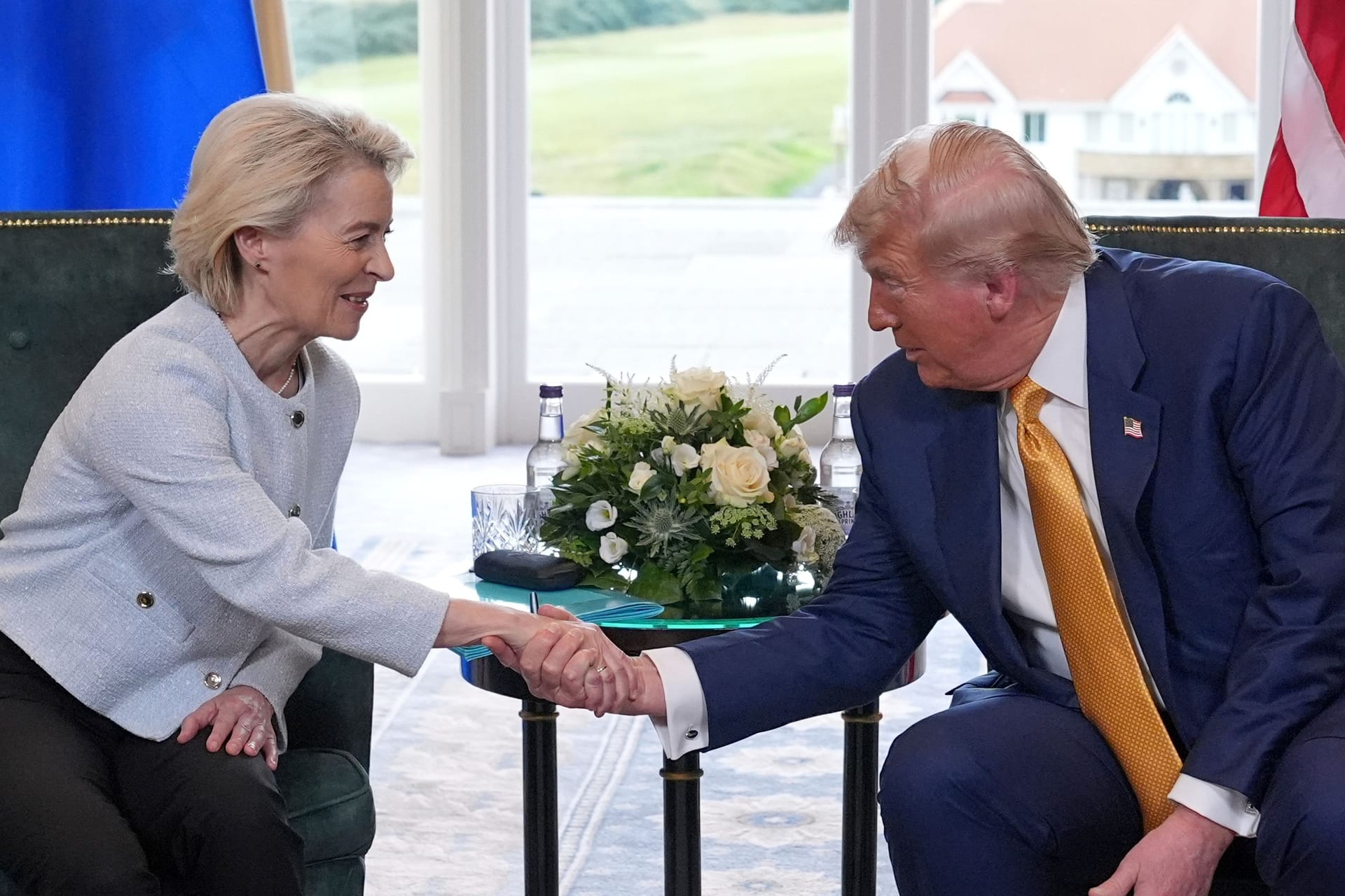 Von der Leyen und Trump am Sonntag in Schottland (Archivfoto): Bremens Bürgermeister kritisierte den Zoll-Deal scharf.