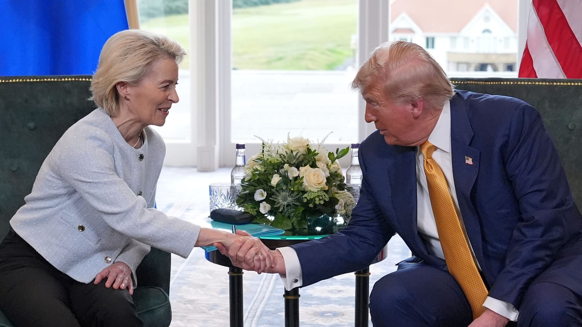 Von der Leyen und Trump am Sonntag in Schottland (Archivfoto): Bremens Bürgermeister kritisierte den Zoll-Deal scharf.