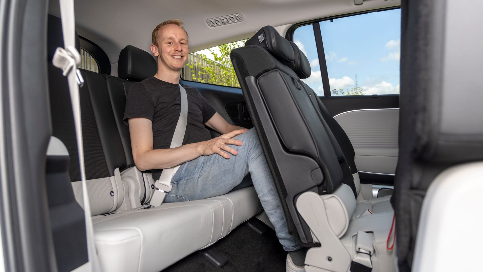 Geht in Ordnung: Selbst in der dritten Reihe ist noch Platz für größere Passagiere.