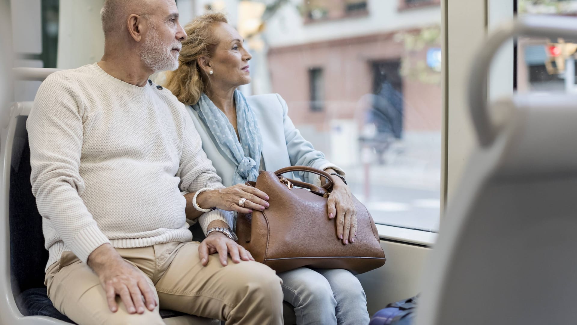 Beliebt, aber oft unterschätzt: Mit dem richtigen Bahnticket können Senioren wirklich sparen.