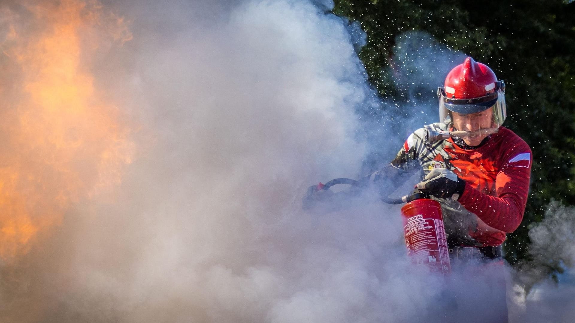 Ein Feuerlöscher ist für kleine Brände sehr effektiv und gibt Sicherheit. Ein Feuerlöscher ist für kleine Brände sehr effektiv und gibt Sicherheit.