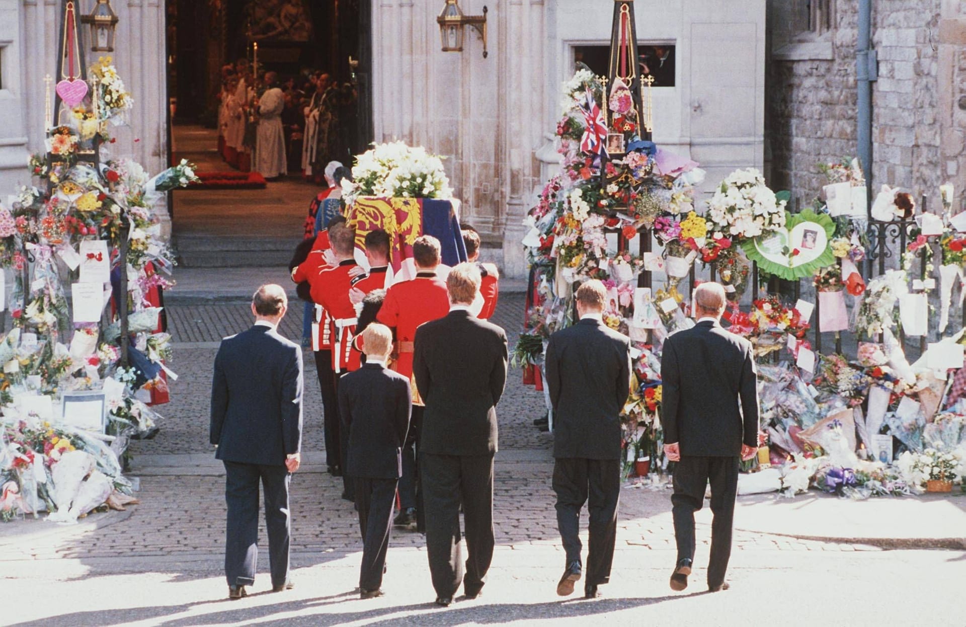 Prinz Charles, Prinz Harry, Earl Spencer, Prinz William und Prinz Philip: Sie laufen am 5. September 1997 hinter dem Sarg von Prinzessin Diana her.