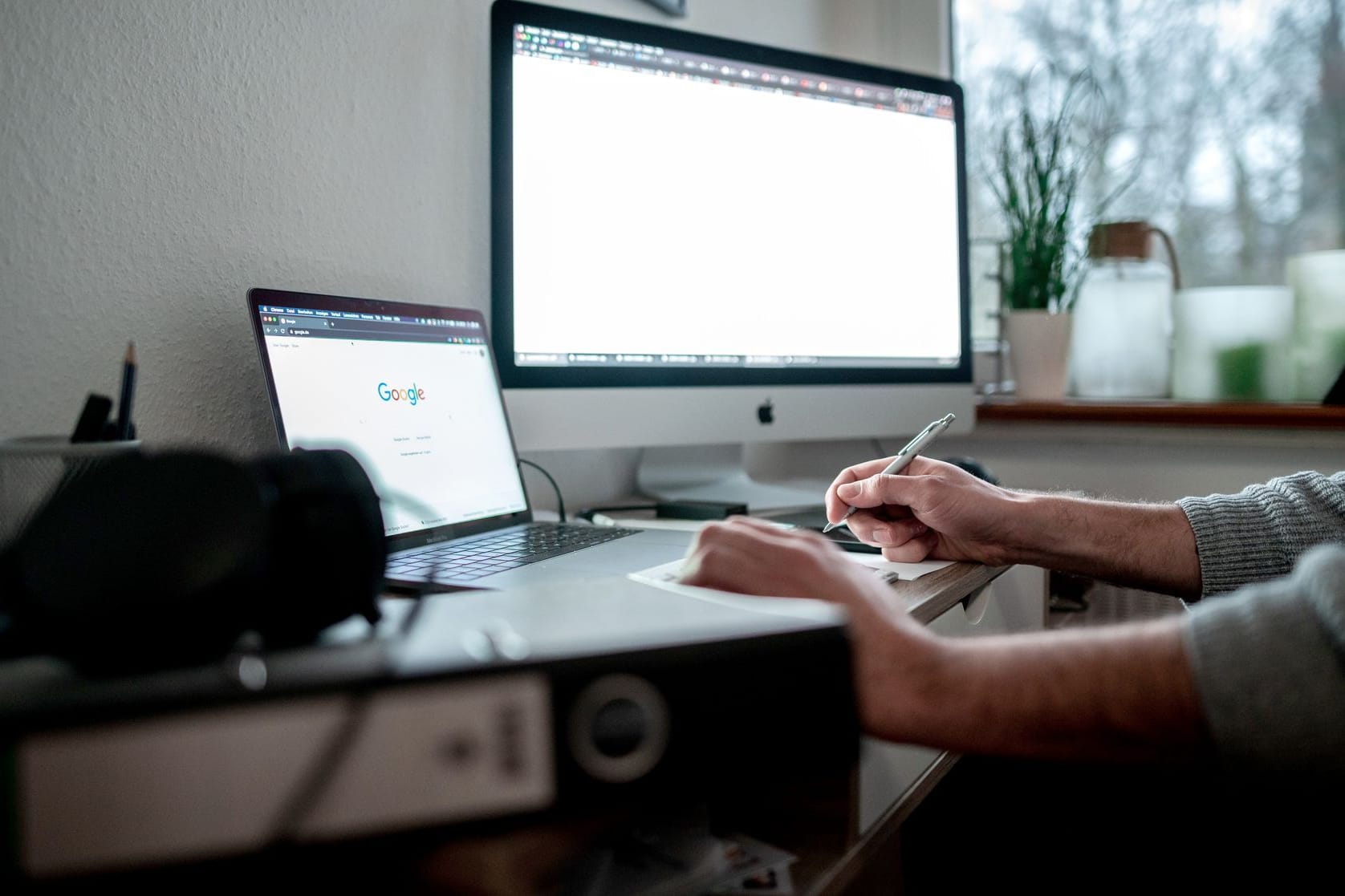 Ein Mann arbeitet im Homeoffice