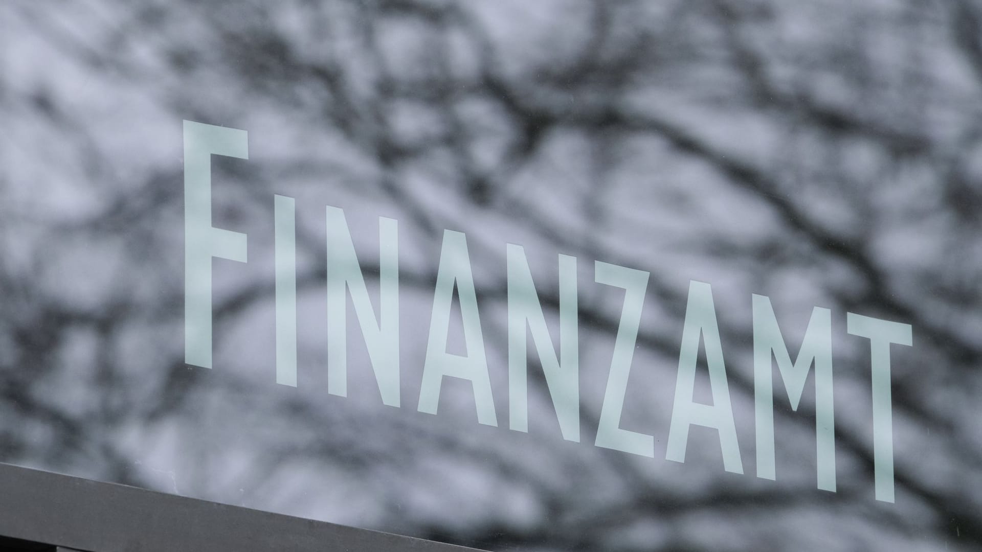Der Schriftzug Finanzamt ist an einer Scheibe Der Schriftzug Finanzamt ist an einer Scheibe
