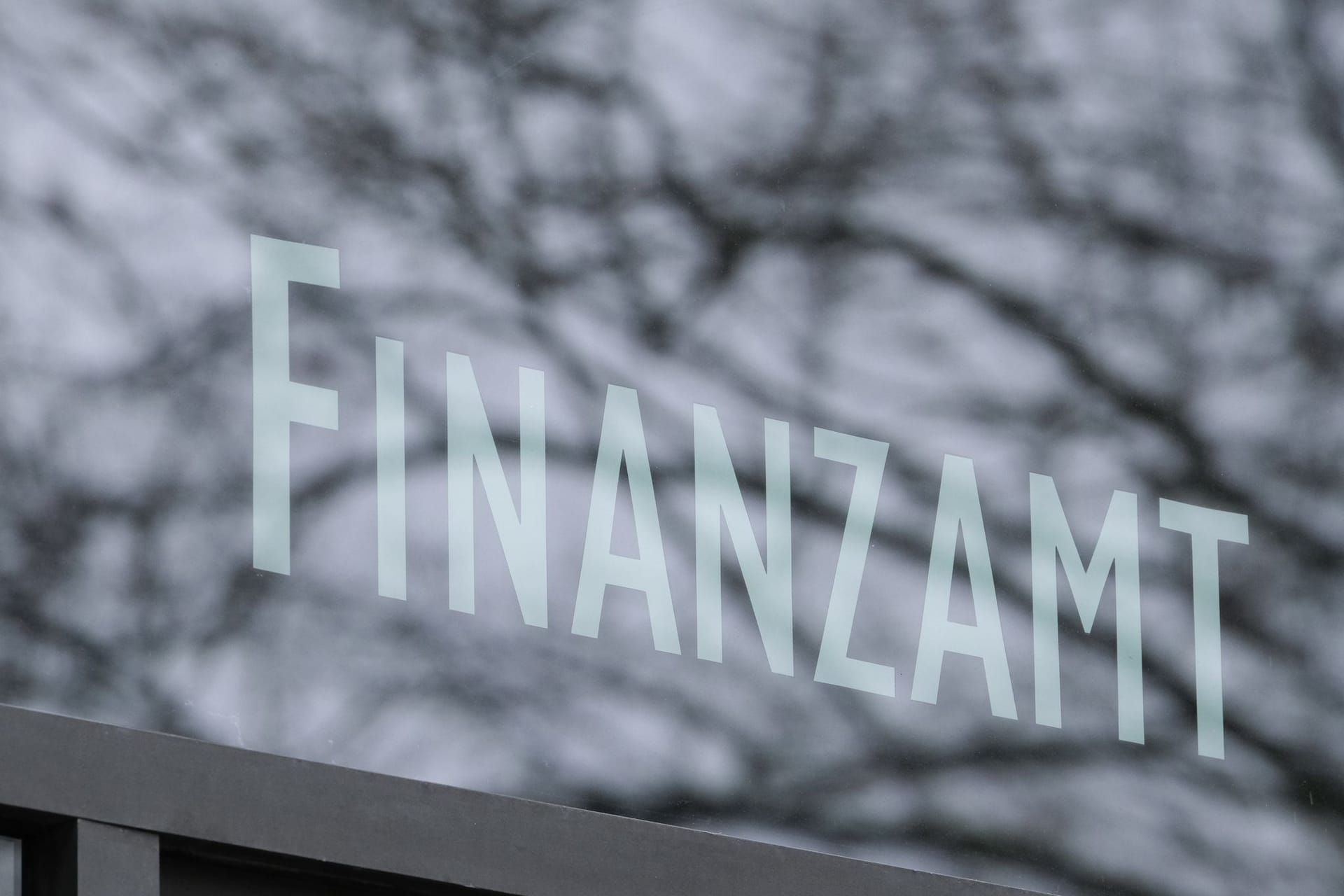 Der Schriftzug Finanzamt ist an einer Scheibe Der Schriftzug Finanzamt ist an einer Scheibe