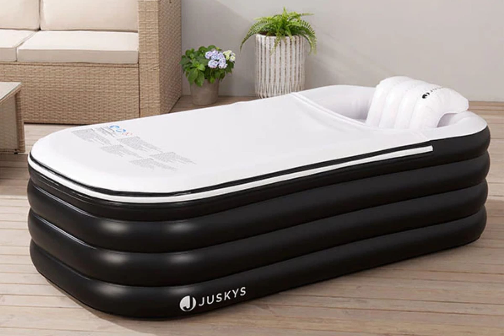 Ideal für kleine Wohnungen: Diese Wanne lässt sich nach Gebrauch einfach zusammenrollen und verstauen.