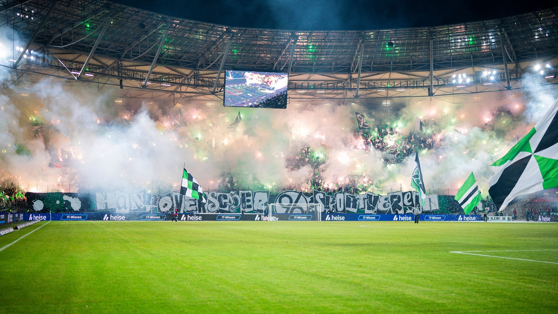 Fans von Hannover 96 mit einer Choreografie: Die Niedersachsen werden vom DFB zur Kasse gebeten. Fans von Hannover 96 mit einer Choreografie: Die Niedersachsen werden vom DFB zur Kasse gebeten.
