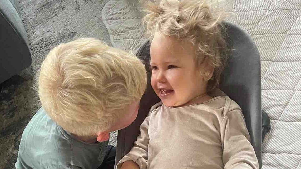 Enie und ihr großer Bruder Piet: Er "liebe sie so sehr", berichtet die Tante der beiden.