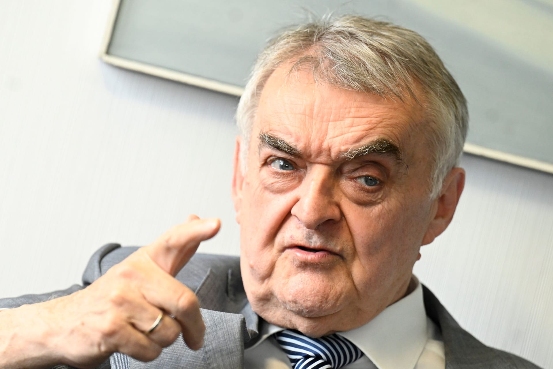 NRW-Innenminister Herbert Reul: Der Kölner Drogenkrieg beunruhigt den CDU-Politiker. In der Stadt explodierten binnen weniger Wochen mehrere Sprengsätze.