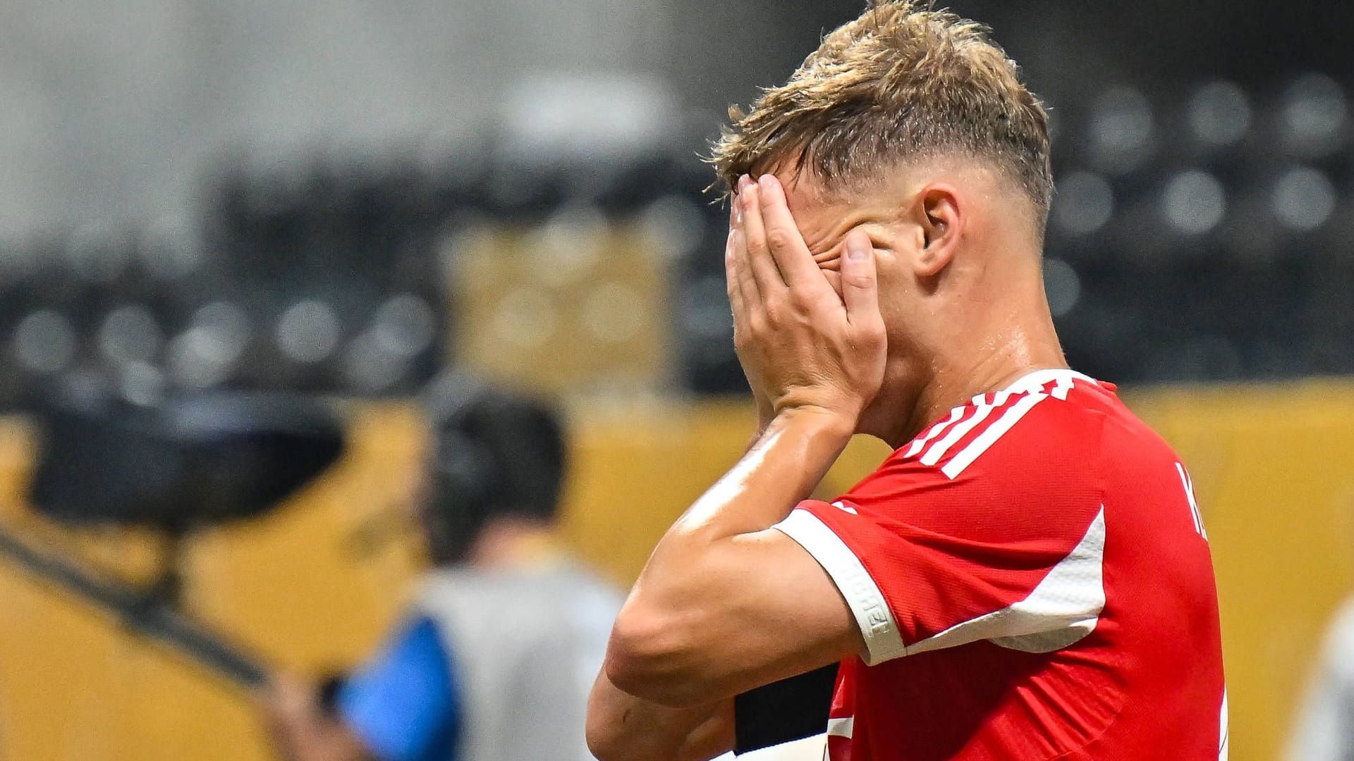 Joshua Kimmich: Auch der dritte Kapitän des FC Bayern wan von der Verletzung seines Teamkollegen Jamal Musiala geschockt.