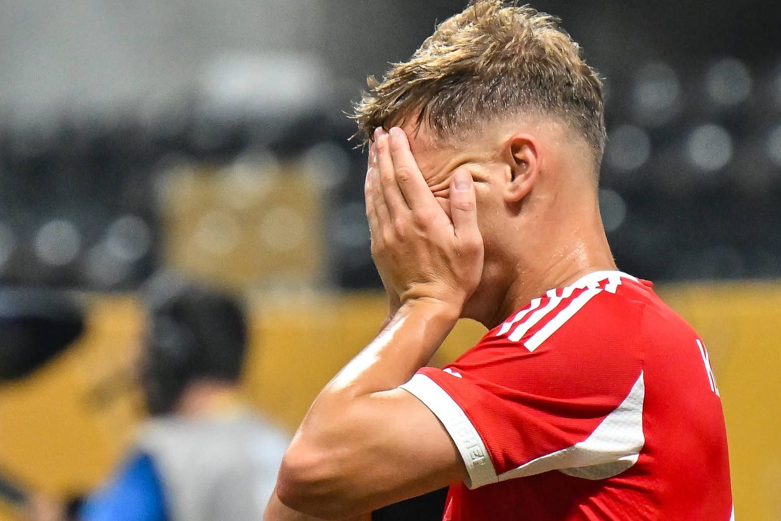 Joshua Kimmich: Auch der dritte Kapitän des FC Bayern wan von der Verletzung seines Teamkollegen Jamal Musiala geschockt.