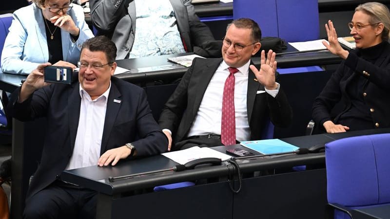 Gute Laune bei der AfD: Tino Chrupalla (M.) und Alice Weidel (r.) von der AfD grüßen in die Handykamera von Stephan Brandner (l.).