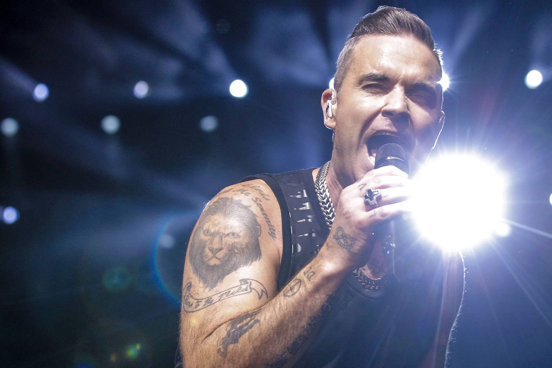 Popstar in Aktion: Robbie Williams muss sich gedulden, denn ein Unwetter in Berlin verhindert seinen Auftritt.