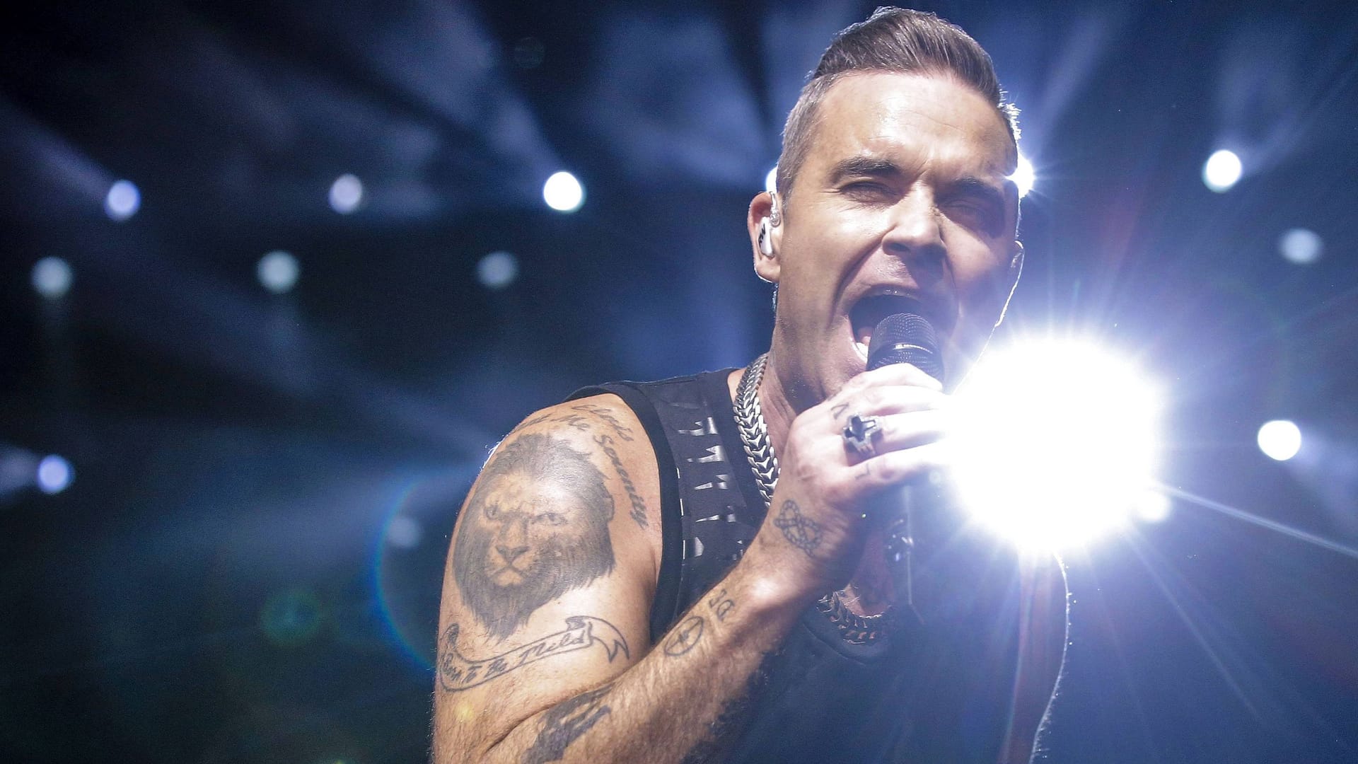 Popstar in Aktion: Robbie Williams muss sich gedulden, denn ein Unwetter in Berlin verhindert seinen Auftritt. Popstar in Aktion: Robbie Williams muss sich gedulden, denn ein Unwetter in Berlin verhindert seinen Auftritt.