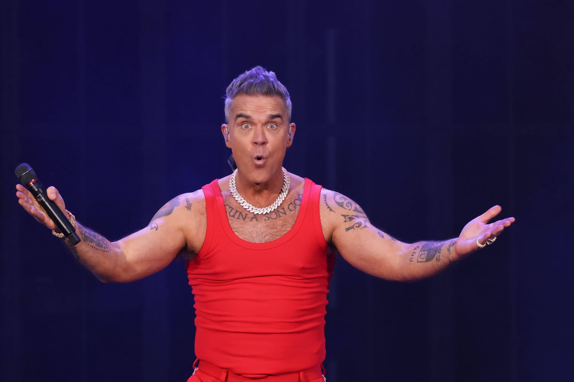 Robbie Williams on His Brit Pop Tour RETRANSMITTING WITH IMAGE RESTRICTION ADDED: Robbie Williams performs at The Emirates Stadium on his Brit Pop Tour, London, UK, 06 June 2025.