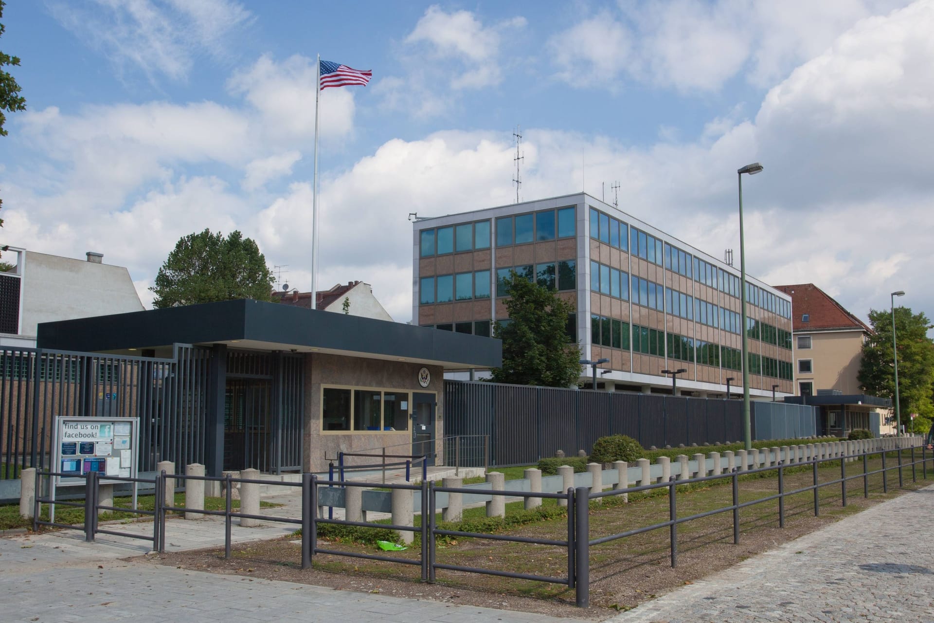 Das Generalkonsulat der USA in München (Archivbild): Beschäftigte der amerikanischen Streitkräfte sind zum Streik aufgerufen.
